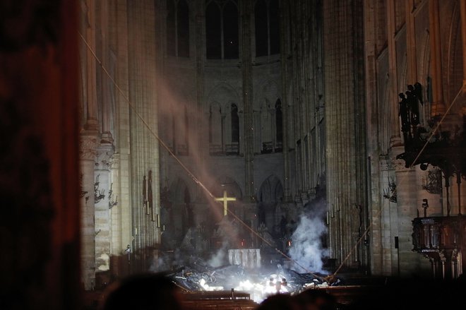Požar v katedrali Notre Dame. FOTO: Reuters