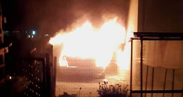 Fotografija: V siloviti eksploziji je eden od avtomobilov popolnoma zgorel. FOTO: PGD Šmarca