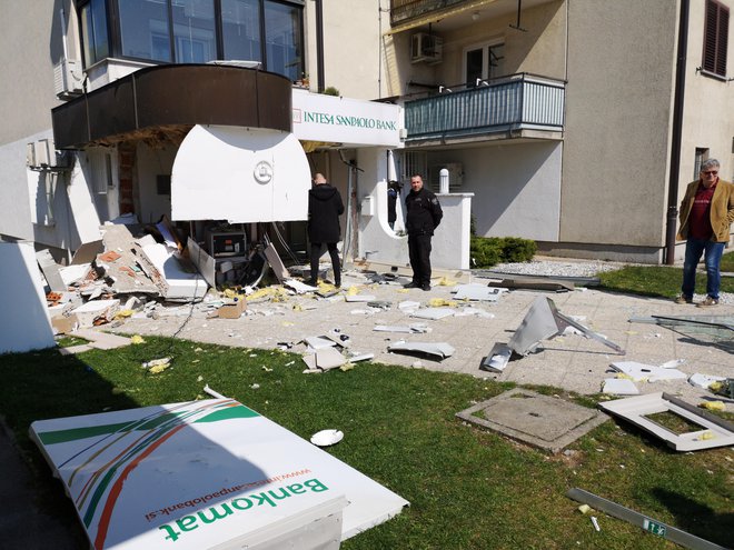Posledice eksplozije bankomata v Divači. FOTO: Dejan Javornik