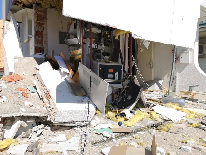 Posledice eksplozije bankomata v Divači. FOTO: Dejan Javornik