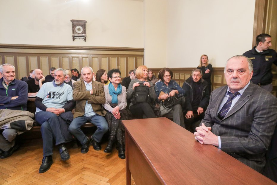 Fotografija: Sojenje Noviču je spremljalo veliko njegovih podpornikov. FOTO: MARKO FEIST
