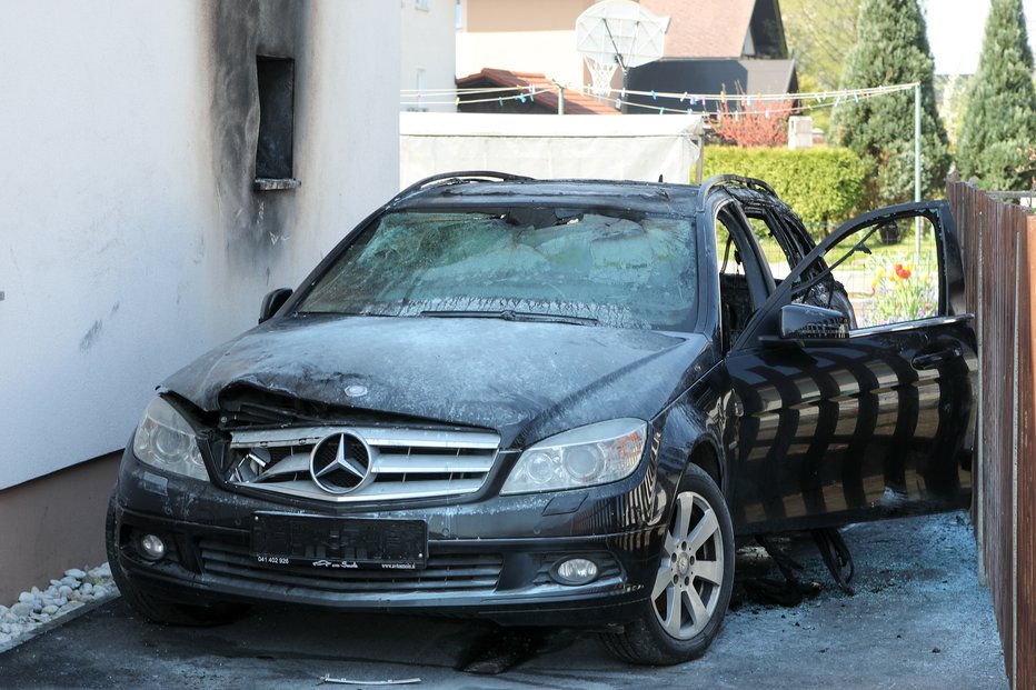 Fotografija: Mercedes je bil v požaru popolnoma uničen. FOTO: Marko Feist