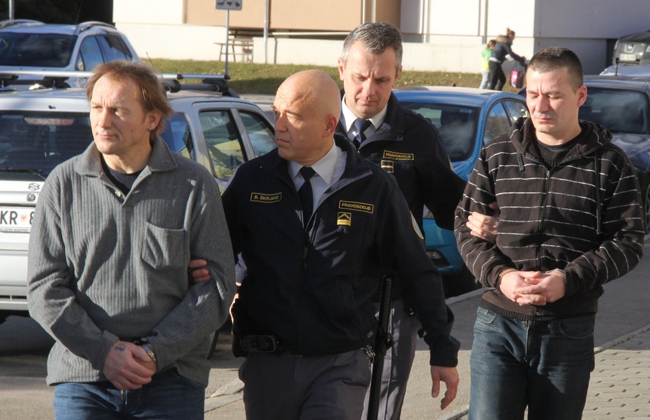 Fotografija: Franci Kleindienst (levo) in Alen Lović (skrajno desno) na poti na sojenje. FOTO: Boštjan Fon