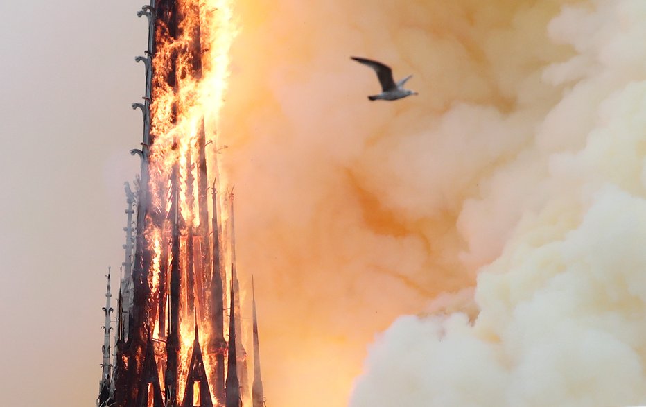 Fotografija: Stolpič se je v požaru zrušil. FOTO: Reuters
