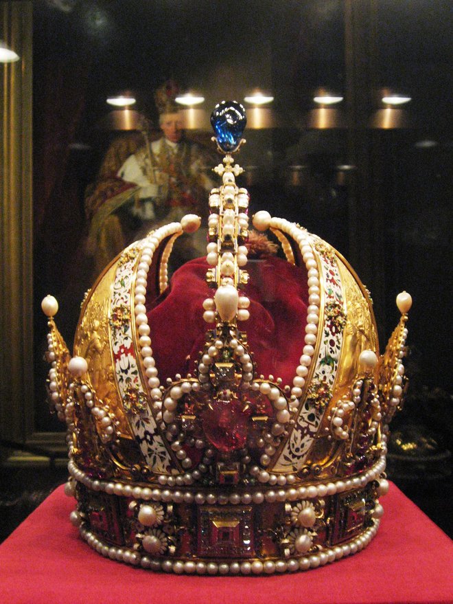 Krona cesarja Rudolfa II. je okrašena z diamanti in velikanskim smaragdom na vrhu.