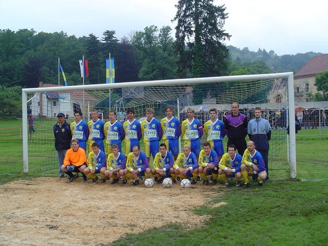 Dresi, ki so jih v sezoni 2003/2004 nosili slivniški nogometaši. FOTO: NK Slivnica