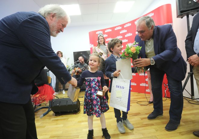 Tisa in Tjob Mazi Petrič prejemata čestitke za prvo mesto v otroški kategoriji. FOTO: Dejan Javornik