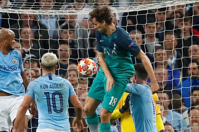 Bask Llorente je pri tretjem golu Tottenhama igral rokomet. FOTO: Reuters