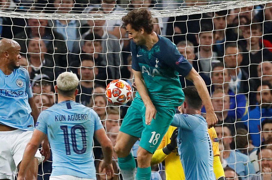 Fotografija: Bask Llorente je pri tretjem golu Tottenhama igral rokomet. FOTO: Reuters