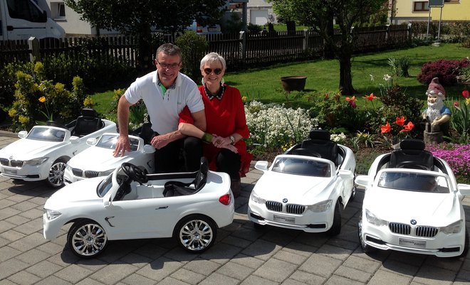 Presrečna Ivo in Valerija Čarman s petimi električnimi avtomobilčki, ki bodo razveselili male bolnike po Sloveniji. Foto osebni arhiv