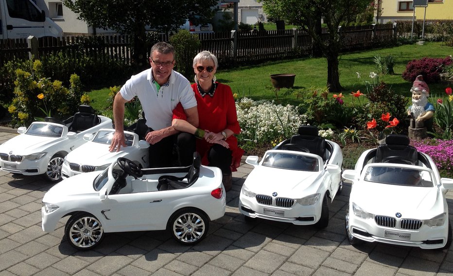 Fotografija: Presrečna Ivo in Valerija Čarman s petimi električnimi avtomobilčki, ki bodo razveselili male bolnike po Sloveniji. Foto osebni arhiv