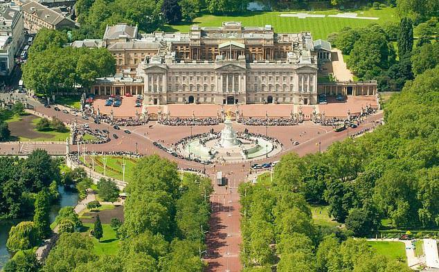 Okrog Buckinghamske palače se razprostira 16 hektarjev vrta.
