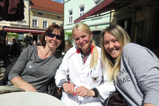 Špela med hčerko Manco (desno) in nepogrešljivo fizioterapevtko Katjo Gros FOTO: Špela Ankele