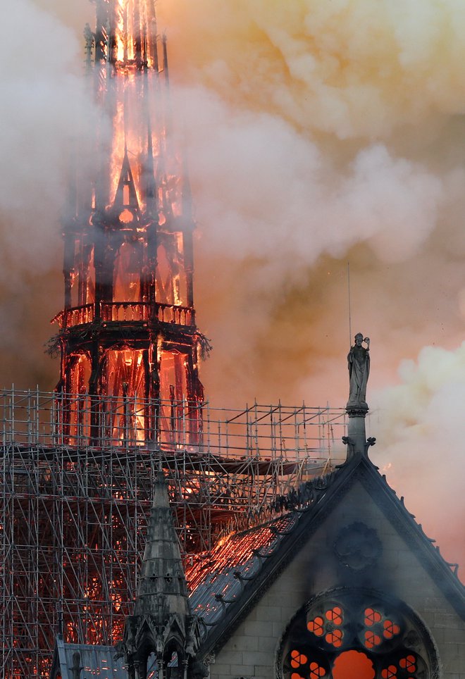 Požar, ki je uničil stolpič in streho katedrale, je bil eden hujših, s katerimi so se spopadli pariški gasilci.
