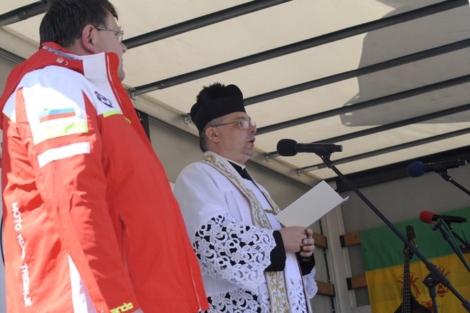 Domači župnik Janez Rihtaršič je opravil blagoslov.