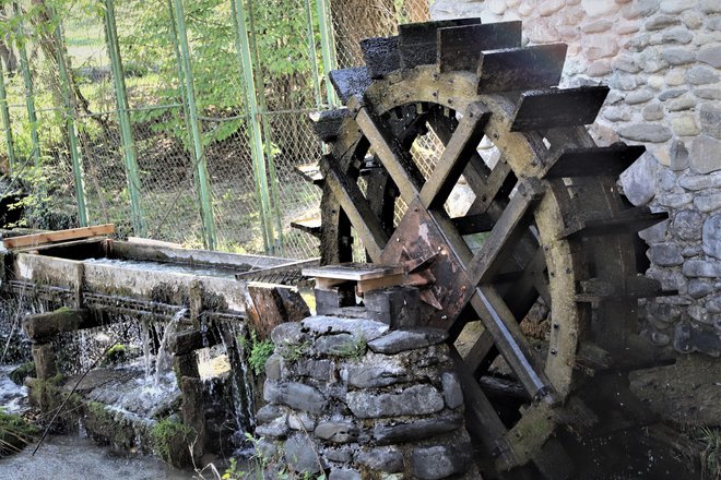 Mlinsko kolo malega Brinečevega mlina se še vedno vrti.