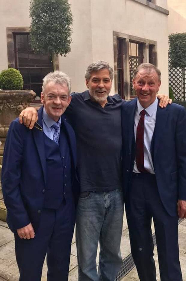 Veseli sorodniki (z leve) Andy Ring, George Clooney in Seamus Clooney v hotelu Ballyfin