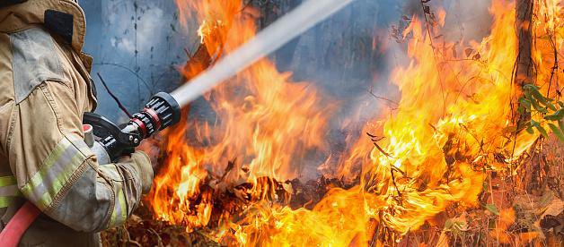 Fotografija: Gasilci se borijo z ognjem. Fotografija je simbolična. FOTO: Getty Images/istockphoto