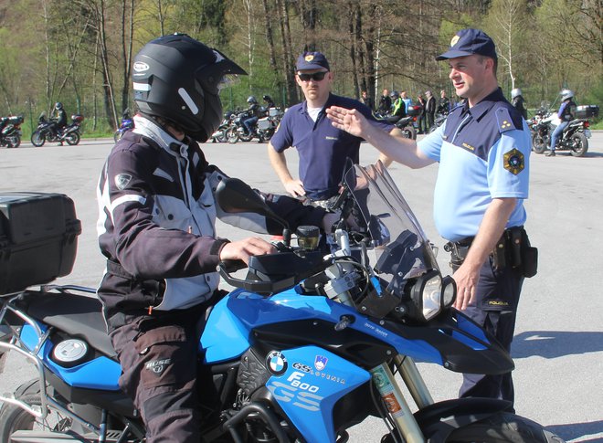Motoristično delavnico sta izvedla policista Tomaž Kapus (levo) in Boštjan Peternelj. FOTO: Boštjan Fon