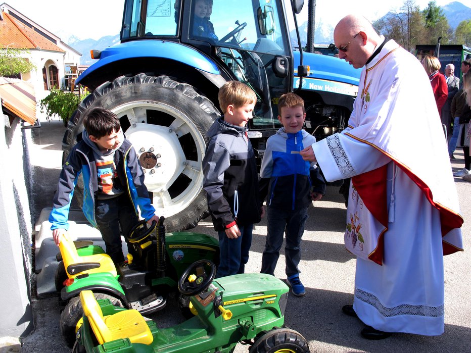 Fotografija: Traktorje je blagoslovil duhovni pomočnik na Spodnjem Brniku Lucijan Potočnik. FOTO: Janez Kuhar
