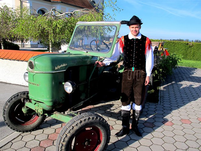 Najstarejši traktor deutz letnik 1964 je pripeljal Domen Tičar iz Zaloga pri Cerkljah. FOTO: Janez Kuhar