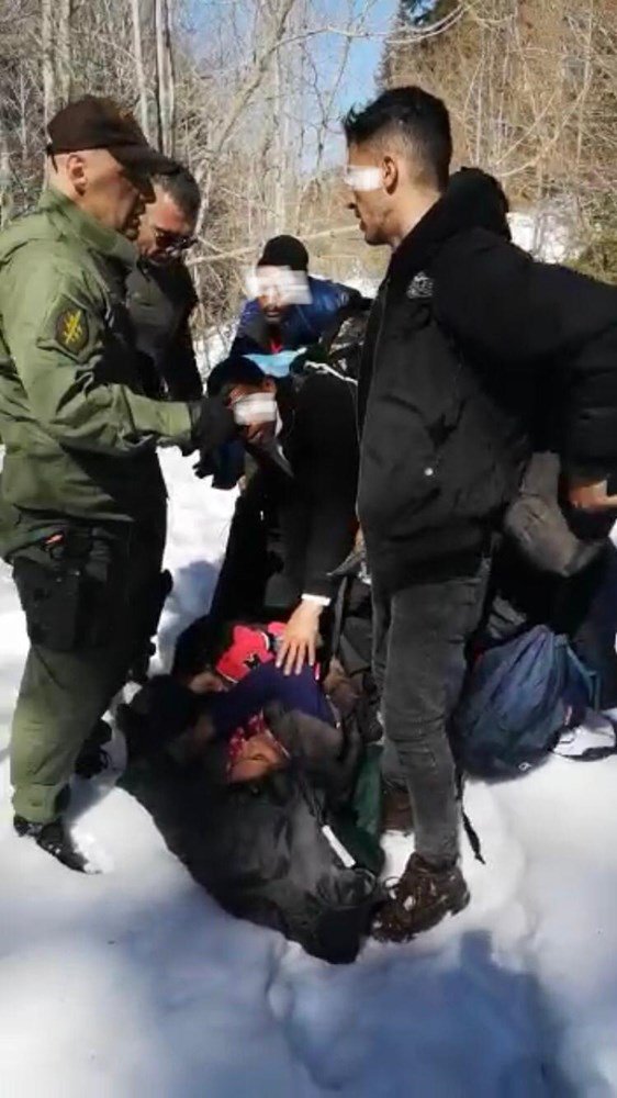 Hrvaški policisti ilegalne migrante celo rešujejo iz gorskih težav. FOTO: Mup Rh