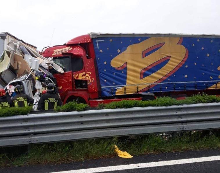 Fotografija: Fotografija nesreče, ki priča o silovitosti trka. FOTO: BH Truck, zaslonski posnetek