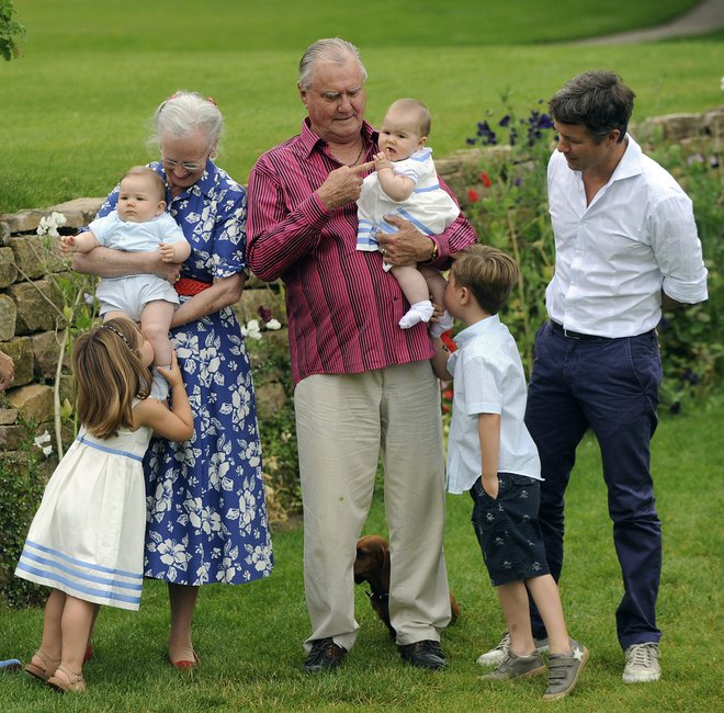 Danska kraljica Margareta in njen pokojni mož Henrik sta bila na družinskih praznovanjih vedno obdana z vnuki.