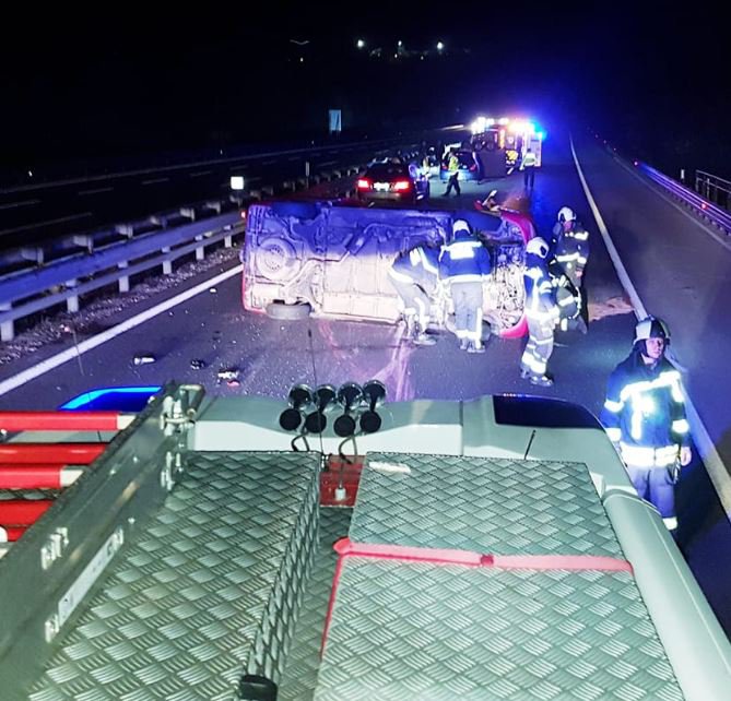 Fotografija: Nočna drama na primorski avtocesti. FOTO: PGD Logatec, posnetek zaslona