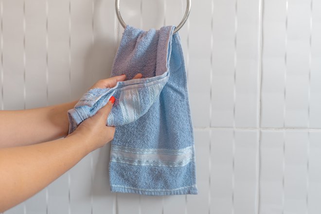 Roke si obrišemo z bombažno brisačo, ki jo pogosto menjamo.
