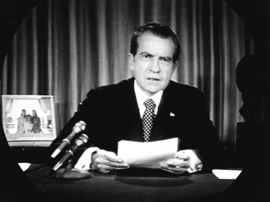 Fotografija: Nixonov poslovilni nastop pred ameriško javnostjo.
