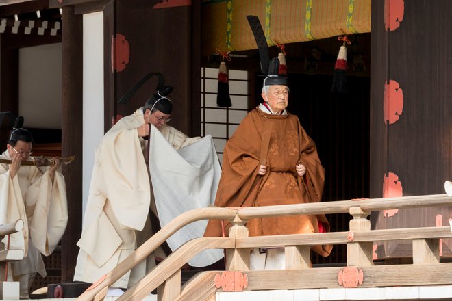 Cesar Akihito v tempelju Kašikodokoro, kjer je začel proces poslavljanja od prestola.<br />
FOTOGRAFIJE: REUTERS