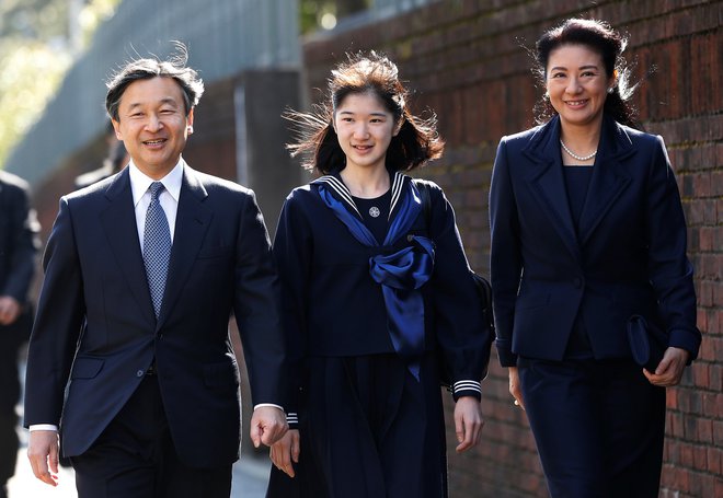 Nova cesarska družina, cesar Naruhito, princesa Aiko (v sredini), cesarica Masako