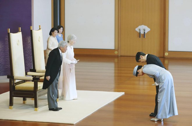 Stari cesar Akihito in cesarica Mičiko sprejemata pozdrave od sina Naruhita in njegove žene Masako, ki se bosta čez štiri dni usedla na prestol krizanteme.