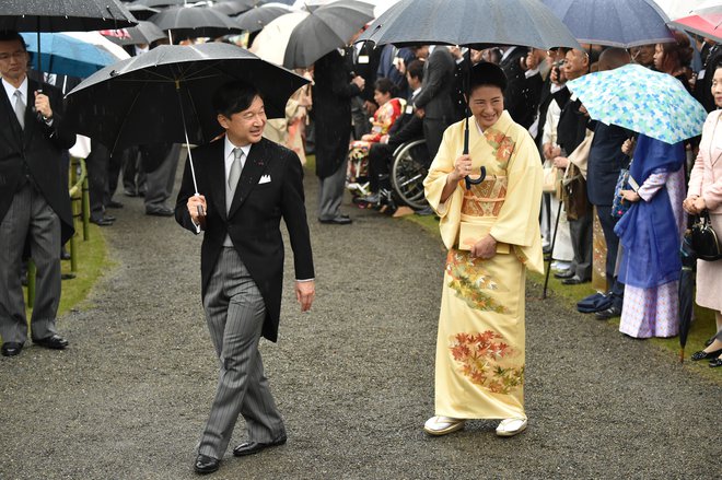 Naruhito, tedaj še prestolonaslednik, in kronska princesa Masako med lanskim sprejemom v cesarski palači Akasaka v Tokiu
