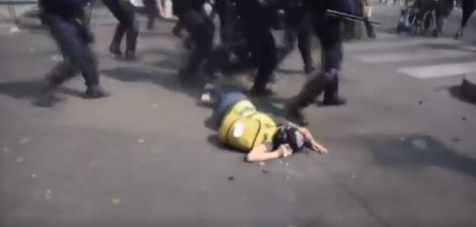 Fotografija: Spopadli so se protestniki in policisti. FOTO: TW, zaslonski posnetek