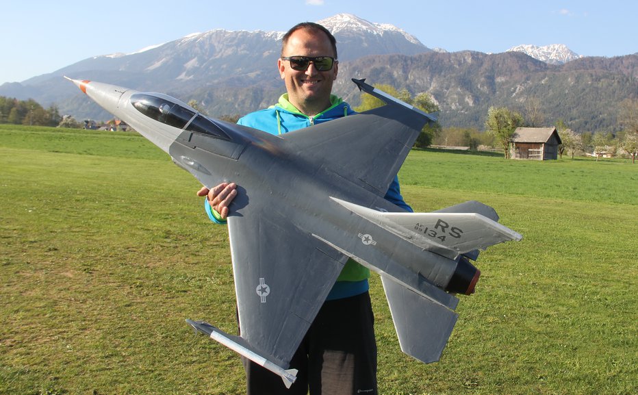 Fotografija: Matjaž Planinšek s kopijo letala, ki je zasilno pristalo v naših solinah. FOTOgrafije: Boštjan Fon