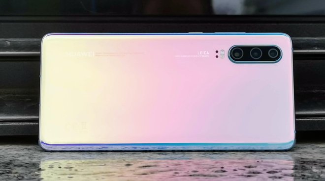 Pri Huaweiju so poskrbeli za zanimive barve steklene hrbtne strani. FOTO: Staš Ivanc