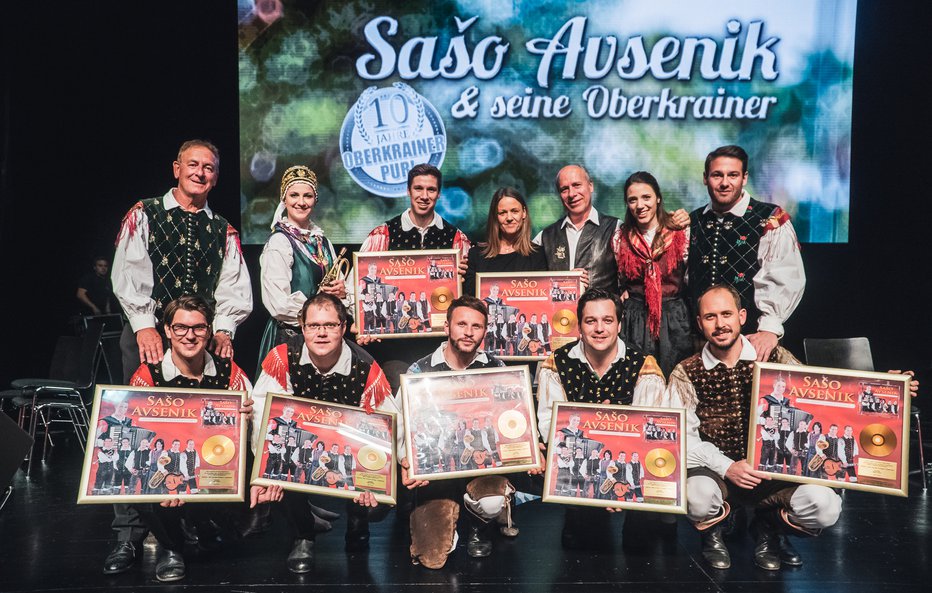 Fotografija: Ansambel Saša Avsenika je ob zaključku prvega dela turneje po Avstriji prejel zlato ploščo za 20 največjih Avsenikovih uspešnic. FOTOGRAFIJE: MATJAŽ KOSMAČ