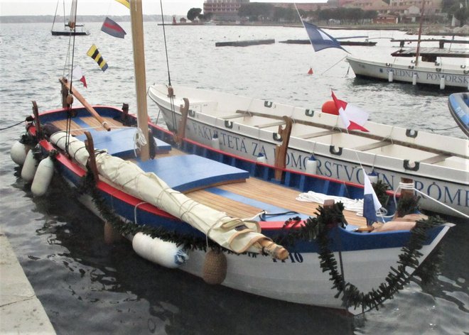 Dobrih 8 m dolga lesena barka je vezana v čolnarni pomorske fakultete na Bernardinu. FOTO: Janez Mužič