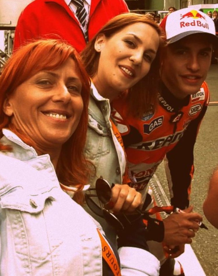 Fotografija: Vivien Bohar (na sredini) na fotografiji s Hondinim voznikom v motoGP Marcom Marquezom. Foto: osebni arhiv