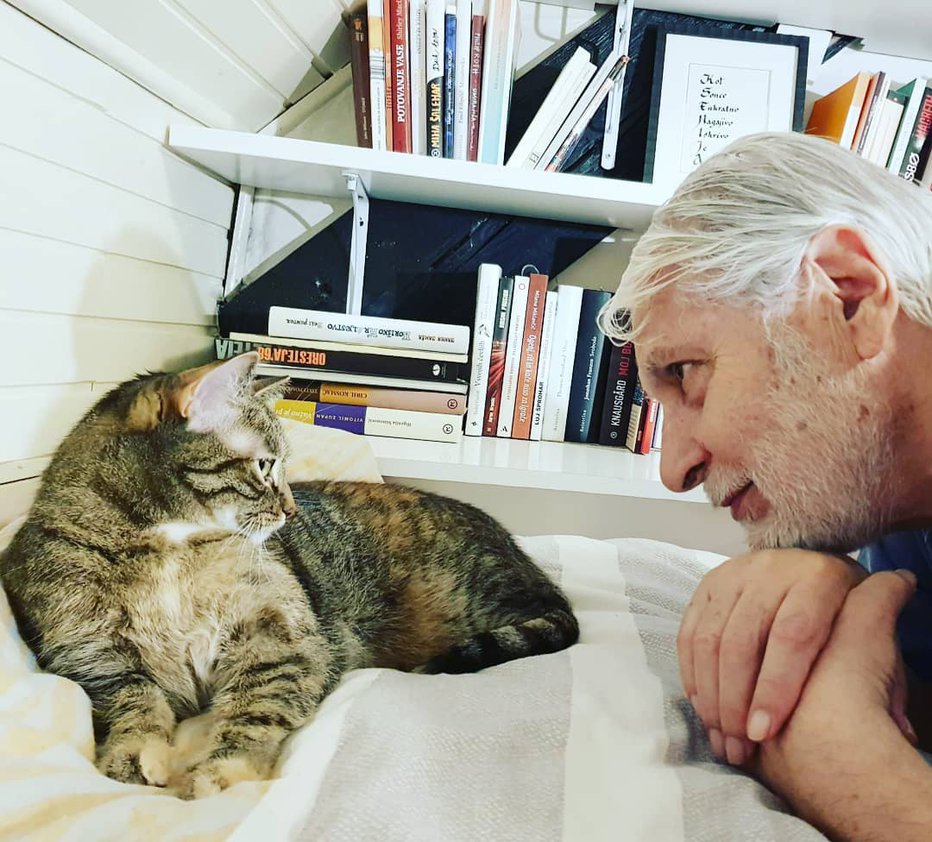Fotografija: Boris Cavazza in njegova kosmata ljubljenka KokAkola