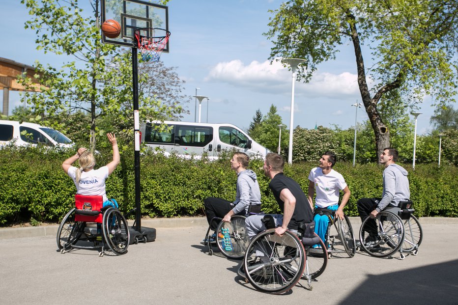 Fotografija: Zupanu so se v košarki na vozičku pridružili košarkarji Petrola Olimpije, Miha Lapornik, Dražen Bubnič in Jan Rebec. Foto: Pigac.si