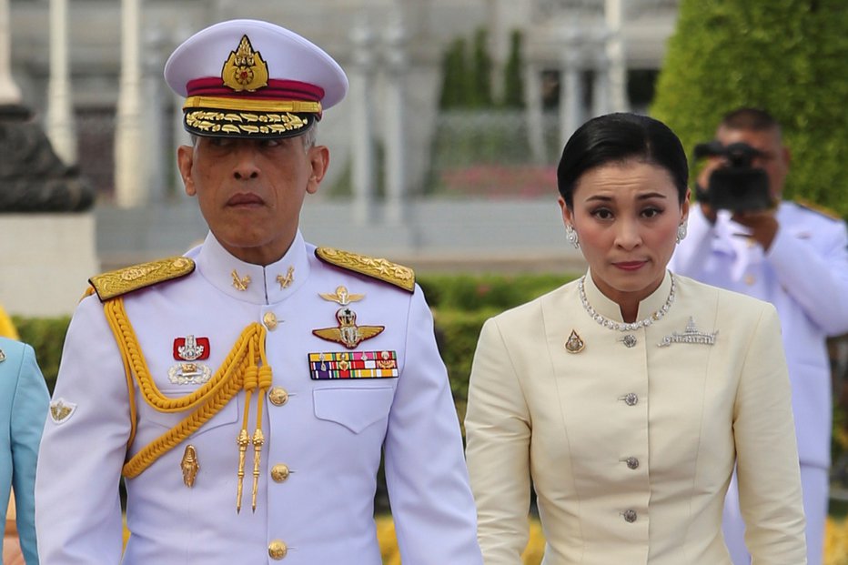 Fotografija: Maha Vajiralongkorn in kraljica Suthida sta se skupaj poklonila njegovim prednikom. FOTO: Reuters