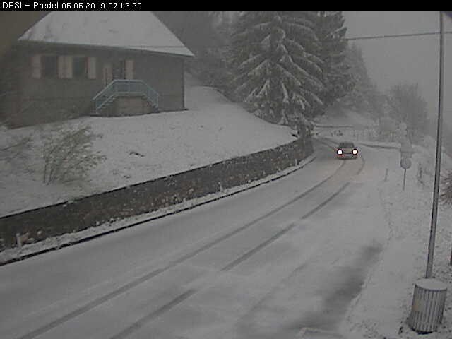 Sneg na cesti Predel–Bovec. FOTO: Dars