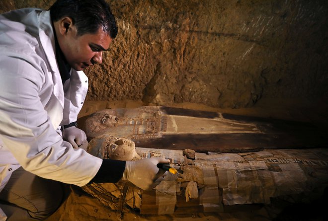 Grobnici so našli v bližini piramide v Gizi. FOTOGRAFIJE: REUTERS