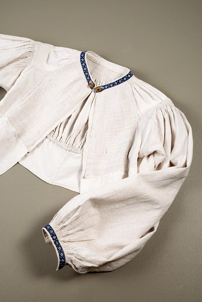 Kitajci lahko občudujejo žensko bluzo iz prve polovice 19. stoletja. FOTO: Tanja LaŽetiĆ