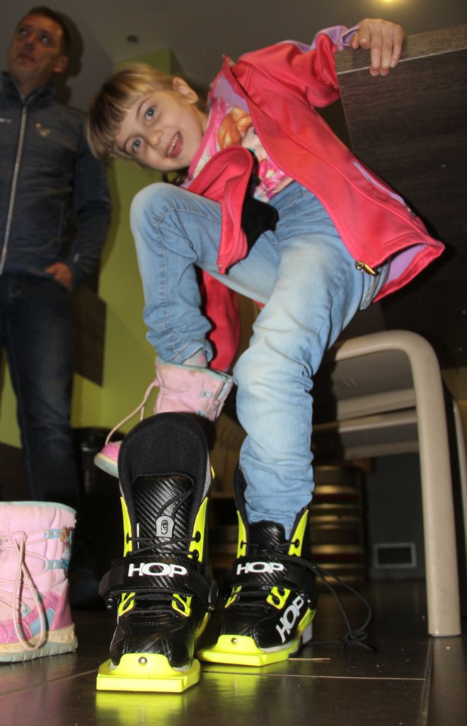 Najmanjši skakalni čevlji ji bodo omogočili sanjati športne sanje.