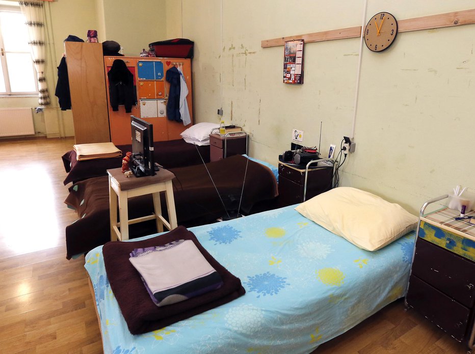 Fotografija: V ženskem zaporu so vse sobe večposteljne, skupaj sobivajo različne kategorije obsojenk in pripornic ter mladoletnic. FOTO: arhiv Dela