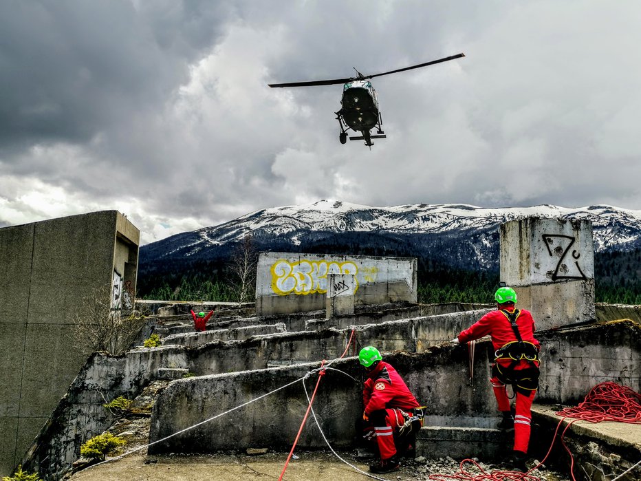 Fotografija: Na vaji je sodeloval tudi avstrijski helikopter v sklopu mednarodnih sil Eufor. FOTO: Matjaž Šerkezi